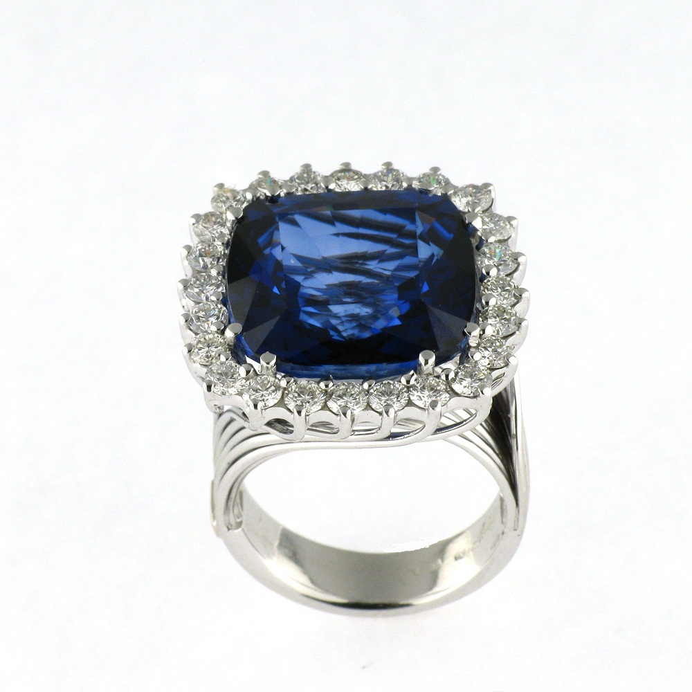Anello con Diamanti e Zaffiro blu cuscino