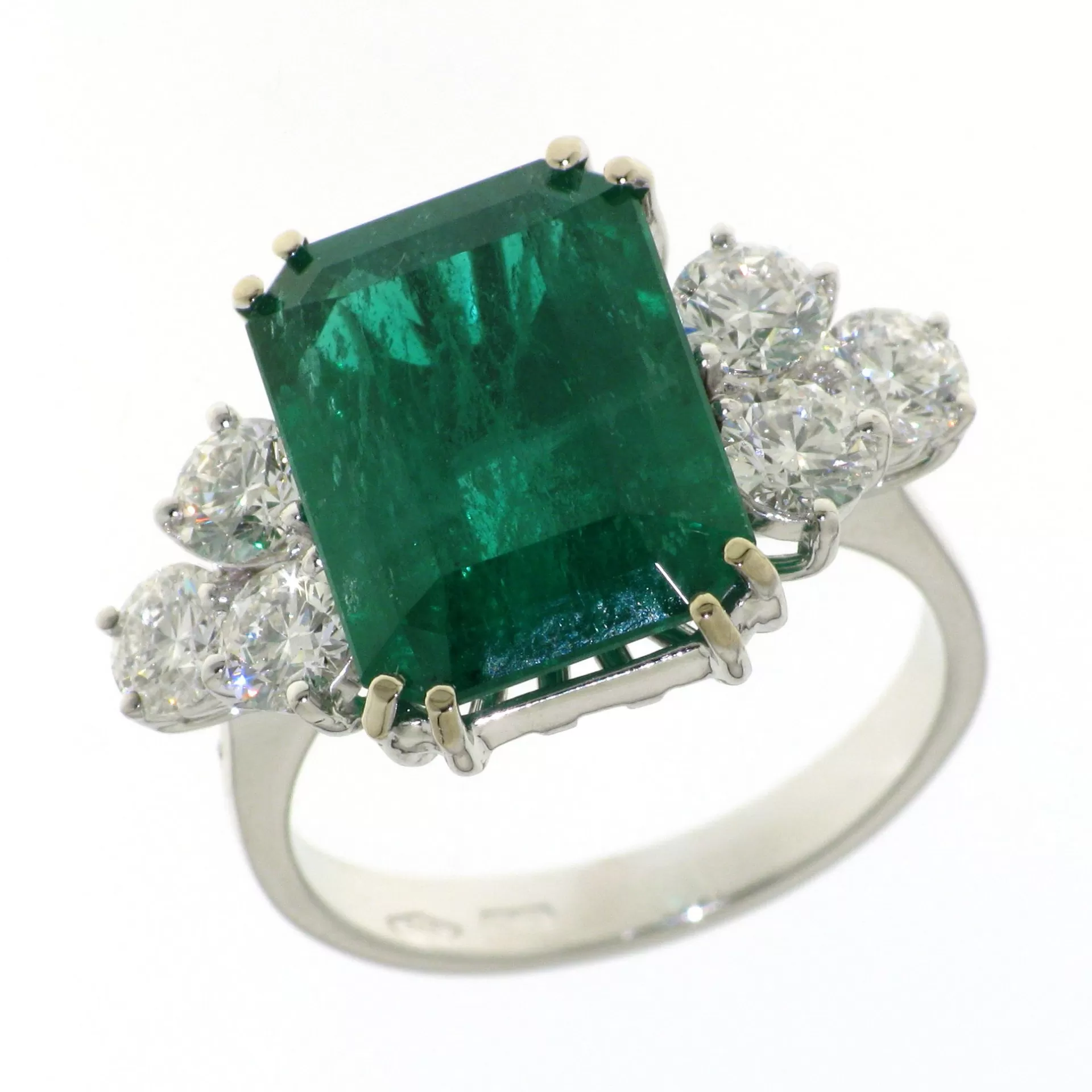 Anello con Diamanti e Smeraldo ottagonale