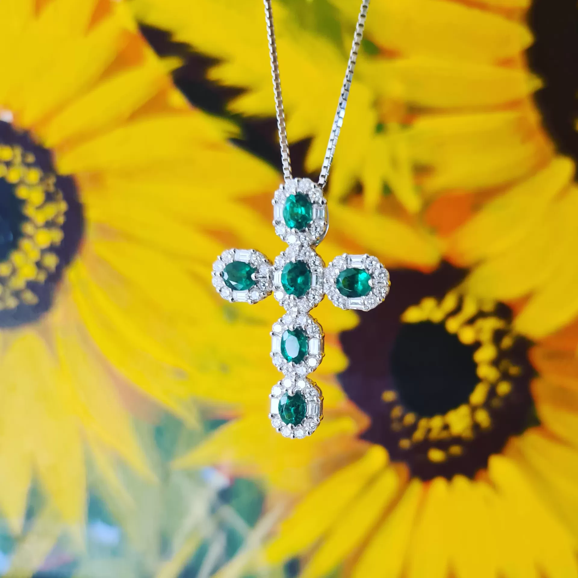 Croce con Diamanti e Smeraldi ovali
